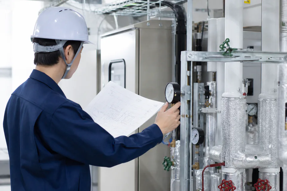 建物設備を点検する技術者のイメージ